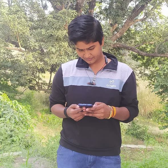 पगली सी एक लड़की से शहर ये खफ़ा है,
वो चाहती है पलकों पे आसमान रखना...

<a href="/DrKumarVishwas/">Dr Kumar Vishvas</a> 
<a href="/Rofl_Vishvas/">कुमार विश्वास ( Parody )</a>