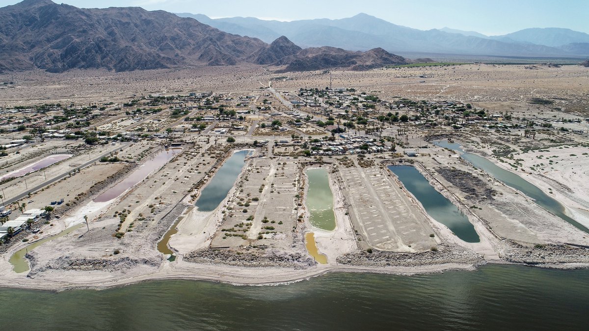 jaymcalderon's tweet photo. The Desert Sun hired me, a young photojournalist, in 1998 and I fell in love with Southern California landscapes.  The Salton Sea was a big surprise to those fresh eyes.  I've been documenting the sea ever since and this is an essay of those photos.  https://t.co/TKOEroFsAp https://t.co/8YJ0trd46R