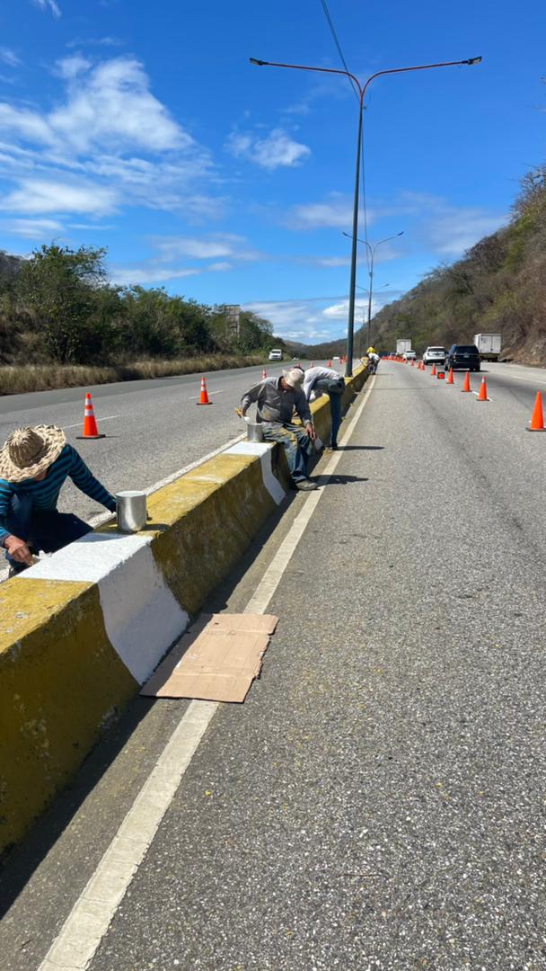 Beneficiando a los Aragueños que transitan por la Autopista Regional del Centro, realizamos una jornada de pintura y mantenimiento vial, a la altura del km 55, en la entrada a nuestro querido estado Aragua.
