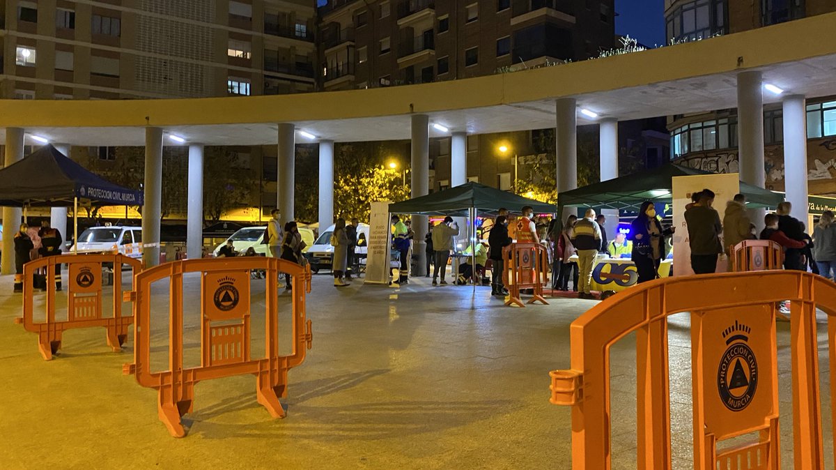 EmergenciasMur's tweet photo. 🔴 #IMPORTANTE

En estos momentos, las colas para la realización de test de #antígenos no superan los 5 minutos. 

Hasta las 21:00 estará disponible el punto de vacunación y cribado de @Murciasalud.

Por unas #NavidadesSeguras https://t.co/I4HR2WwaaJ