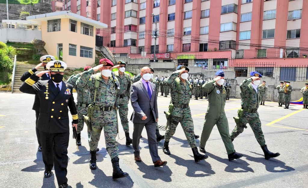 DefensaEc's tweet photo. El ministro de Defensa Nacional Grab. S.P Luis Hernández, junto al #MandoMilitar de @FFAAECUADOR participaron en la ceremonia de cambio de mando del Director del @he1_ffaa entre el Grab. Manolo Hernández y el Grab. Fernando Lanas, directores entrante y saliente respectivamente. https://t.co/rQlzFjkTJq