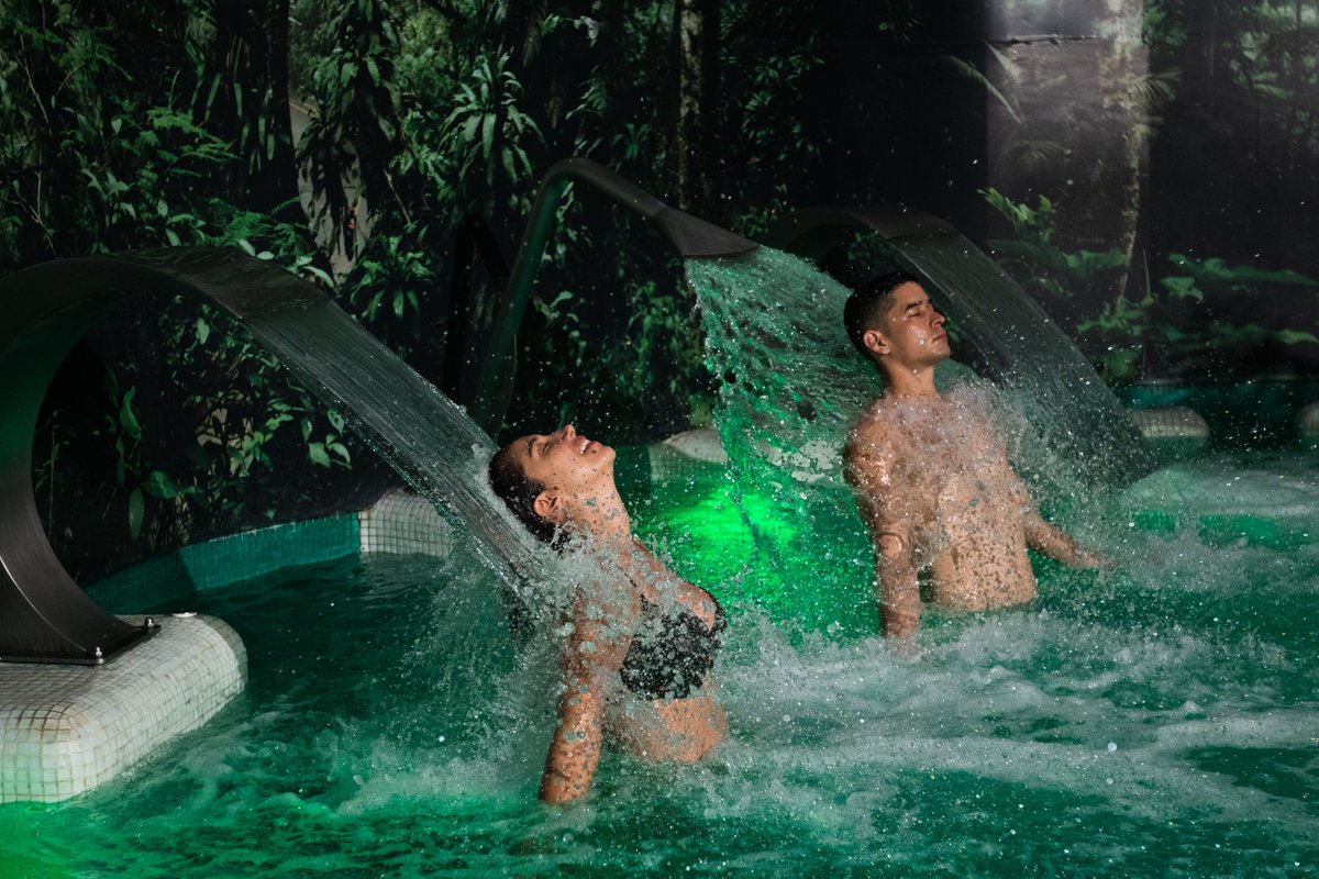 ¿Sabías qué...  #ItsiSpa cuenta con casi 1000 metros cuadrados, 18 cabinas para tratamientos a caballeros, damas y parejas; terapias de masaje, envolventes corporales, faciales y nuestra increíble alberca de sensaciones?💆‍♀️Hotel #AzulixtapaGrand Reserva al 755 555 0810 Ext.7116