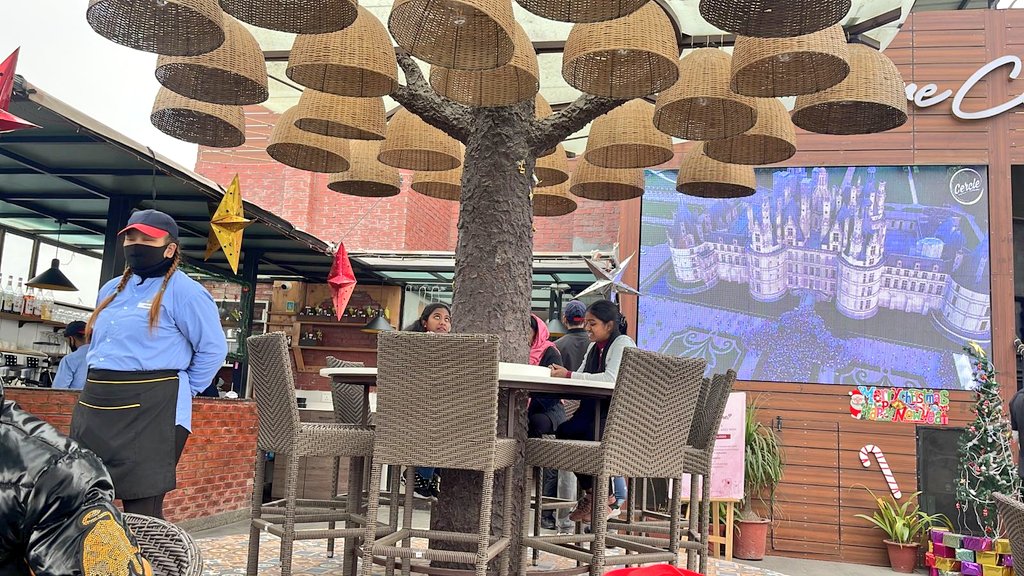 madhumita6's tweet image. #SignatureCafe with a view of the #SignatureBridge #Delhi