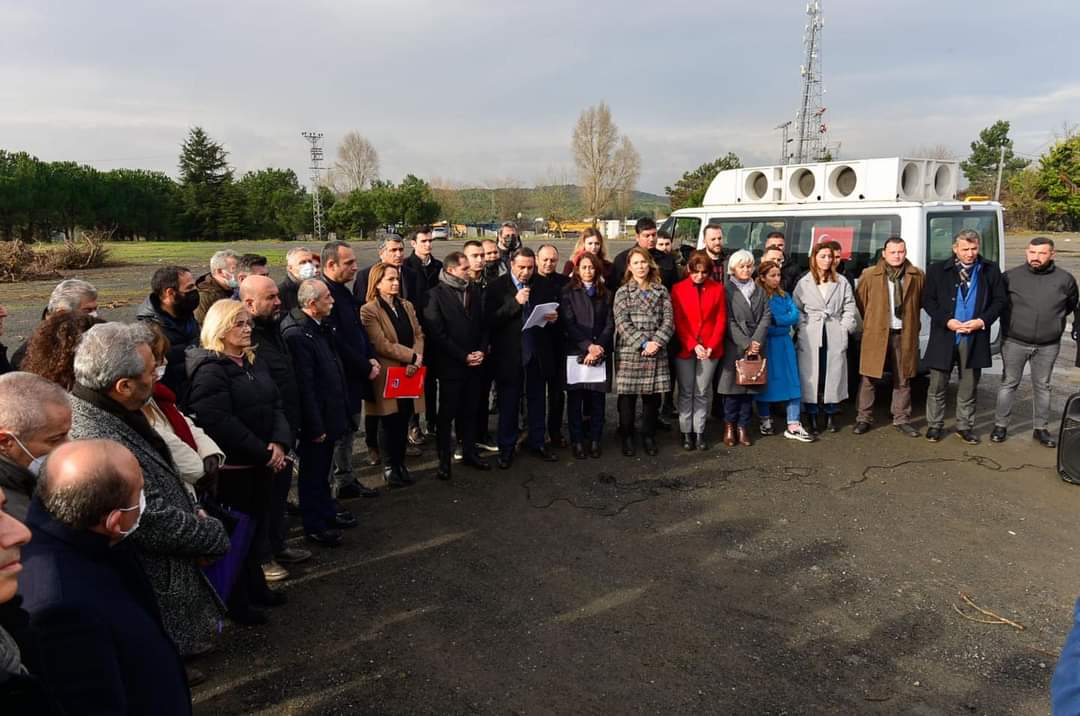 İlçe Başkanlığımız,il başkan Yardımcılarımız, Meclis Üyelerimiz ve Örgütümüzün katılımıyla Eyüpsultan Belediyesi’nin geçmişte gecekondu önleme bölgesi olan taşınmazı ranta kurban etmesine karşı basın açıklaması düzenledi.