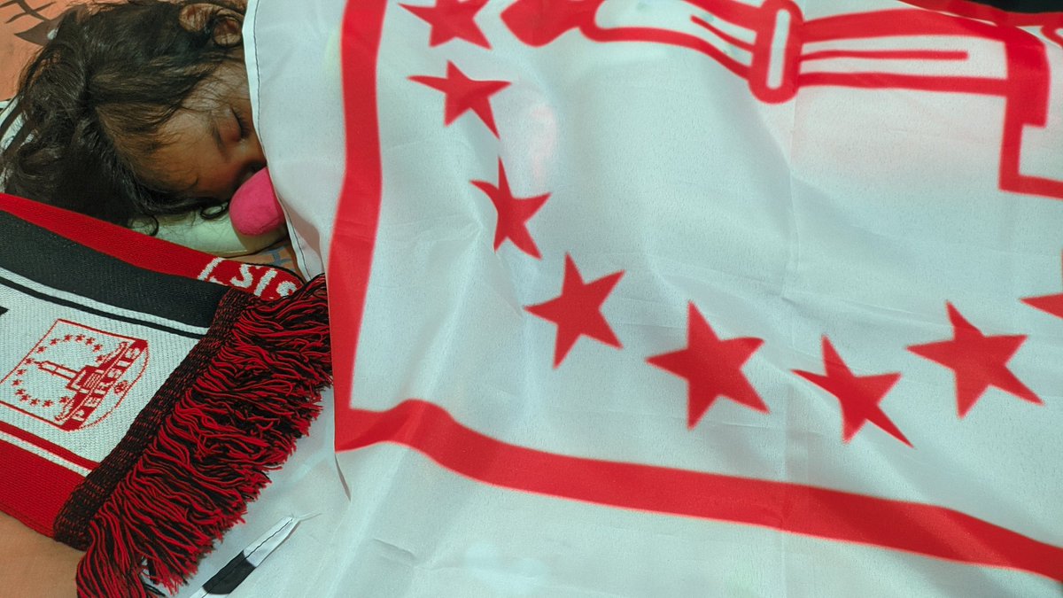 vecn's tweet photo. mergo kakangne mondok, sementara mau pakne dikancani nonton nak wedok.. 

pertandingan rampung trus njuk kelon karo kemulan flag+nyekeli syal persis.. 

raono sek reti tekan umur piro jatah uripku ndek ndonyo, tp paling tdk aku wes tau nyekseni persis dadi juara.. :') https://t.co/wqVQV6DXAn