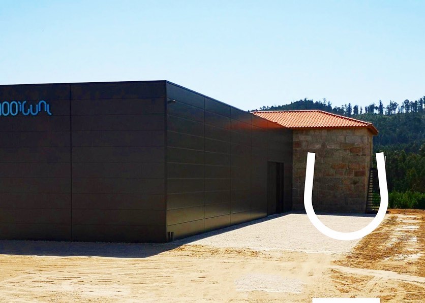wine_alle's tweet photo. “Sem Igual” means “Without equal” - It was chosen to define a Vinho Verde that is different from the popular fizzy and sweet style, but still made with the local grapes.
@semigual100 is located in Lousada, about 35 minutes from Porto. 

#winetourism #winescape #partnership https://t.co/jgqpD8qvbf