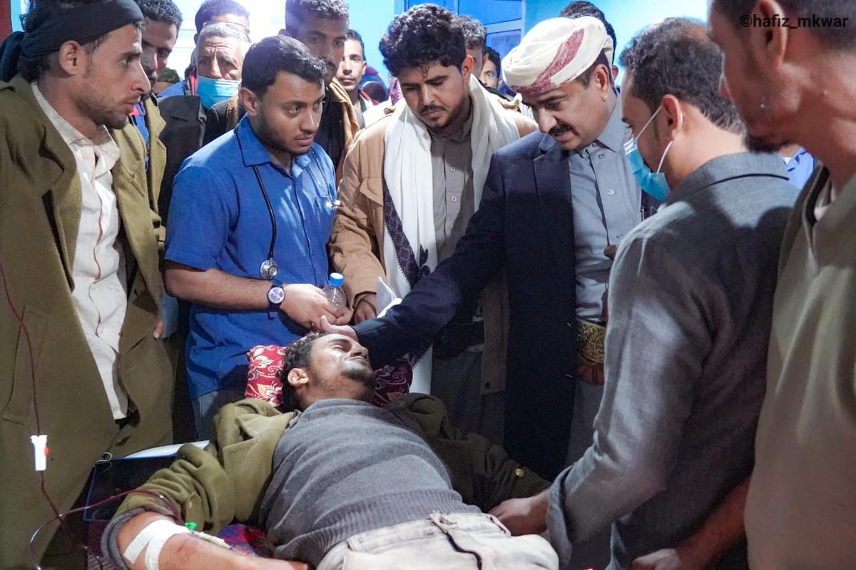 Awad_alwazir's tweet photo. اليوم اثناء زيارتنا للجرحى من قوات العمالقة بمستشفى عتق الذين تعرضوا لقصف غادر من المليشيات الحوثية بمعسكر خمومة ووجهنا بتوفير كامل الرعاية الصحية لهم، سأل من الله الرحمة والمغفرة للشهداء والشفاء العاجل للجرحى. https://t.co/fKHY7spryF