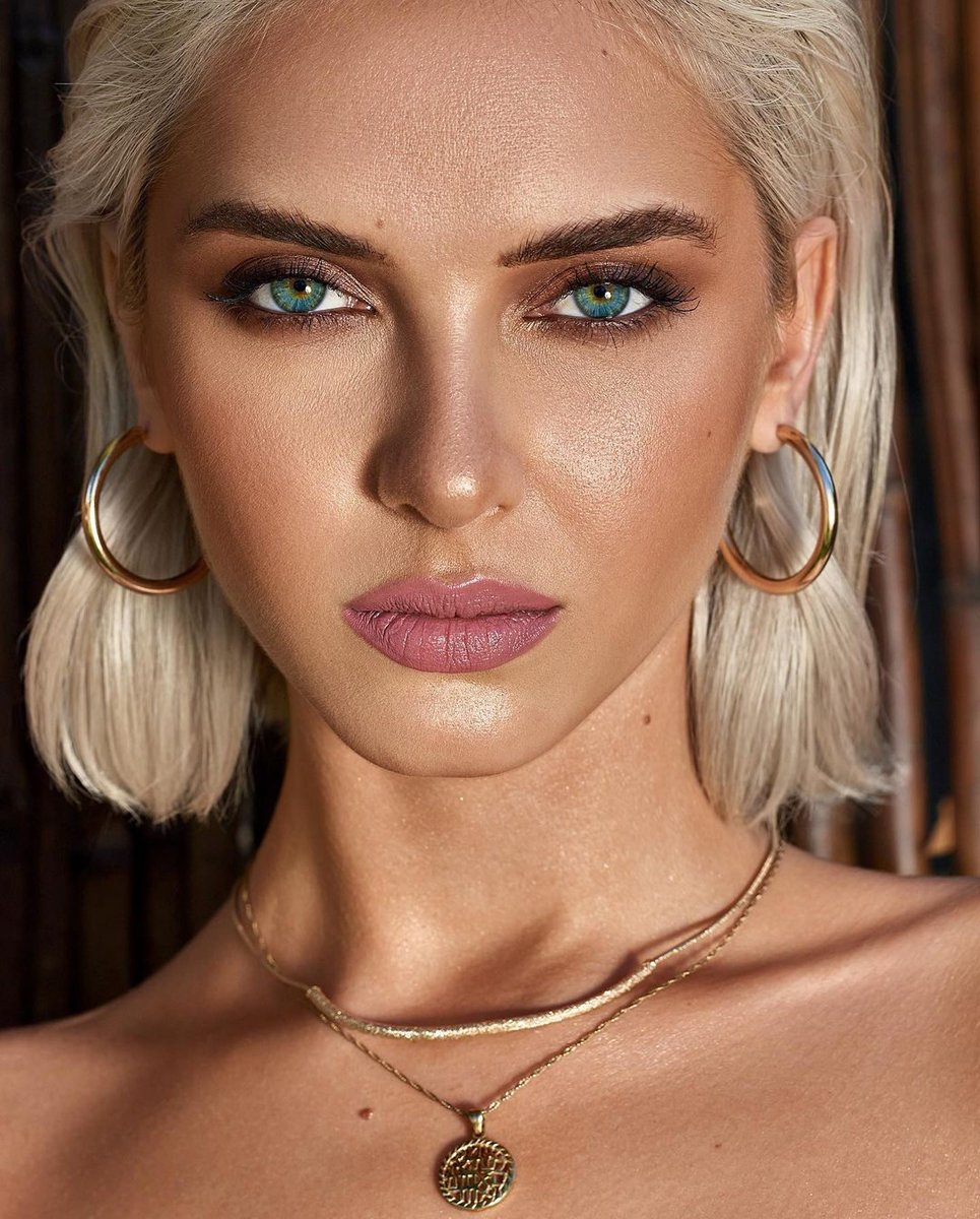 jlobeauty's tweet image. #SaveThisPost for your NYE glam inspo ✨✨✨ @Sophia_Mirchuk prepped skin with That JLo Glow™ Serum, That Blockbuster™ Hydrating Cream and That Star Filter® Complexion Booster in Warm Bronze for that lit from within look 🤎 📸:@ella.barphotography