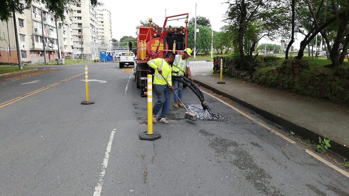 MOPPma's tweet photo. #Panamá 🛣| Los camiones “tapahuecos” están en operación, Equipo MOP atendió los baches registrados en la Avenida de los Poetas.
Estamos #TrabajandoPorPanamá https://t.co/jVDacj5hjy