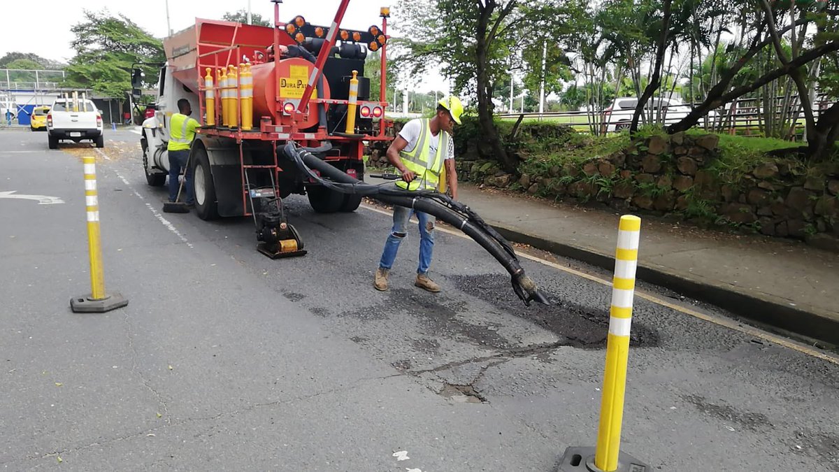 MOPPma's tweet photo. #Panamá 🛣| Los camiones “tapahuecos” están en operación, Equipo MOP atendió los baches registrados en la Avenida de los Poetas.
Estamos #TrabajandoPorPanamá https://t.co/jVDacj5hjy