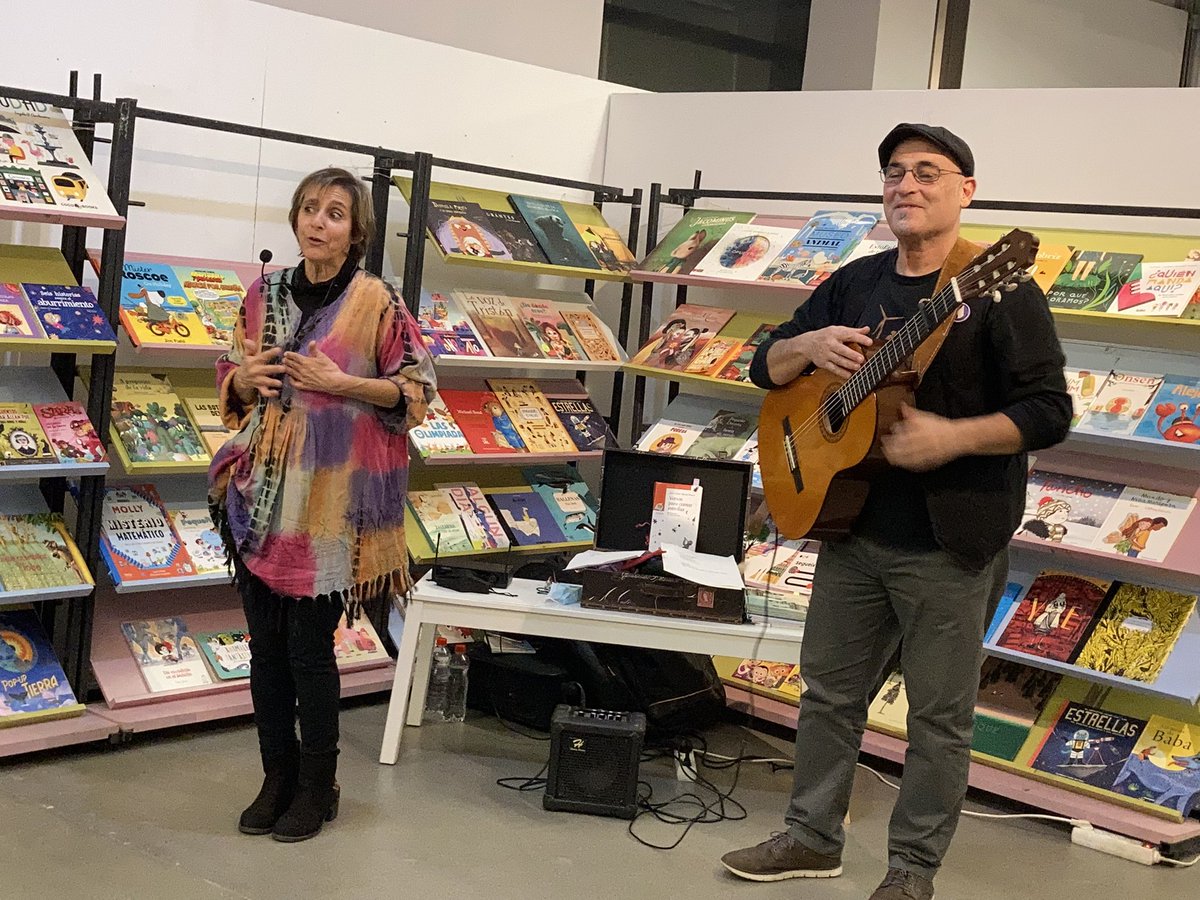 Tcorch's tweet photo. Clausuramos el #salondellibro con #canciones y #poemas de la mano de Juan Carlos y Lurdes https://t.co/KzXcs274ee