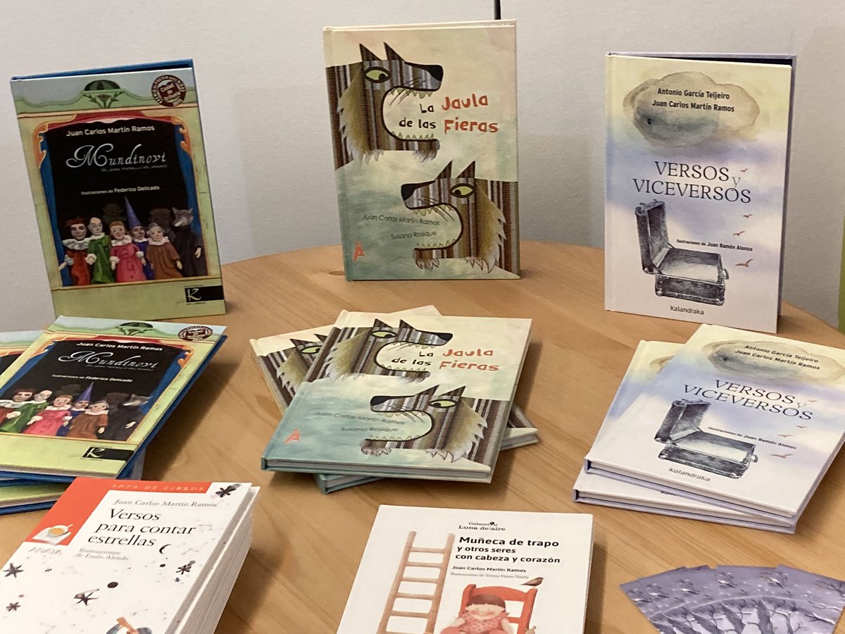 Tcorch's tweet photo. Clausuramos el #salondellibro con #canciones y #poemas de la mano de Juan Carlos y Lurdes https://t.co/KzXcs274ee