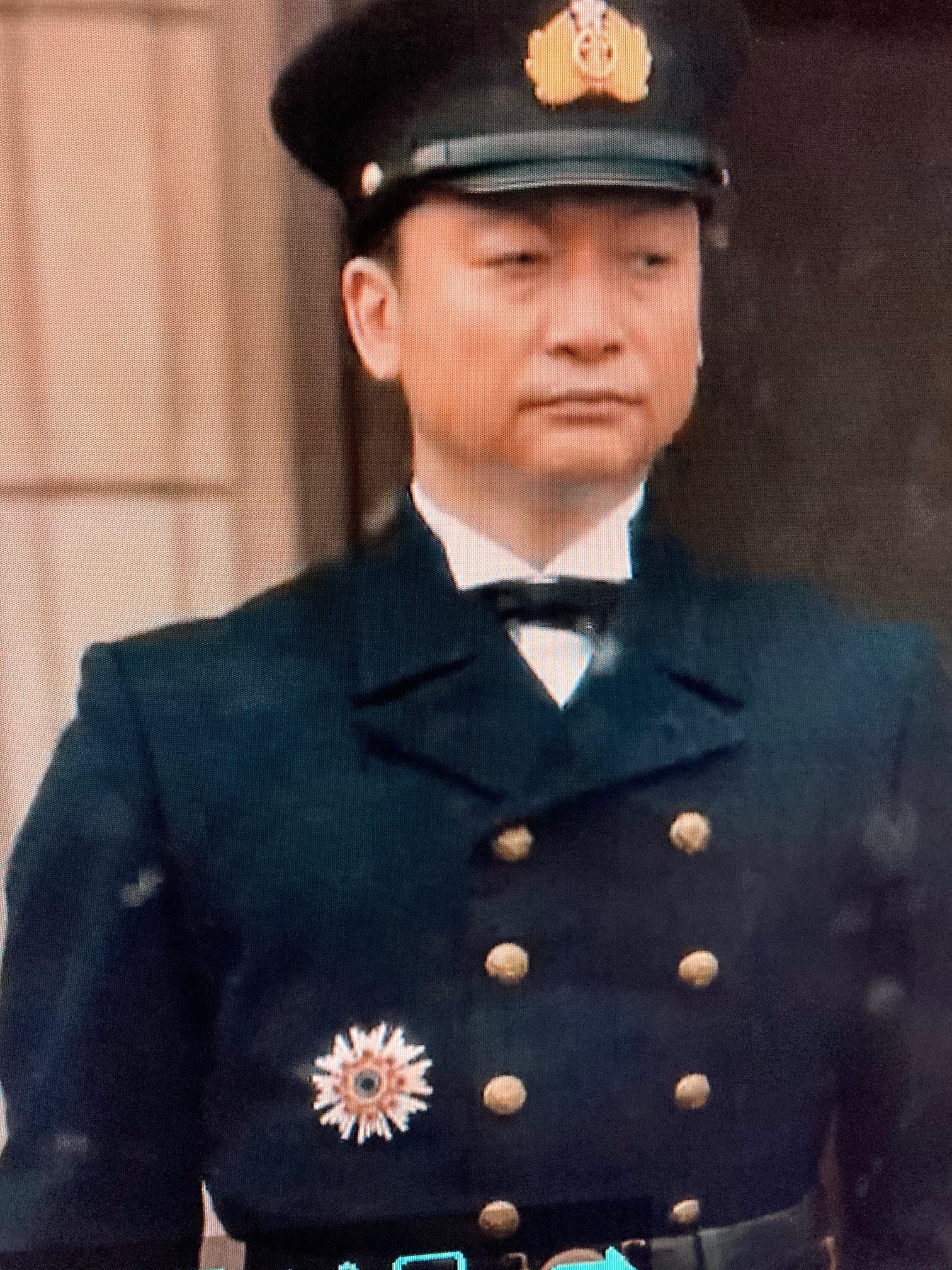 水無月 この時代の通常礼装が映像作品に出るの珍しくない 右写真は山本五十六の礼装 手にしてるのが正帽で肩章有 通常礼装は軍帽 慎吾ちゃん体格いいから軍服似合うわ かなり難しい役だったと思いますが熱演好演でした できれば連ドラで見たかった