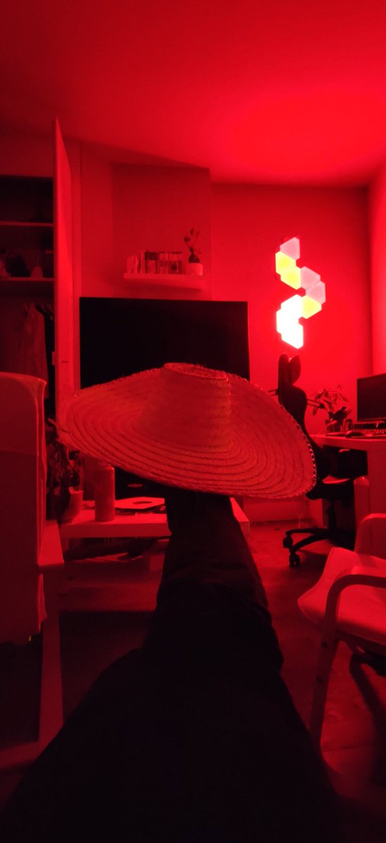 malow15's tweet photo. Désolé chérie, le sombrero reste pendant le sexe https://t.co/3WszTrDGs4