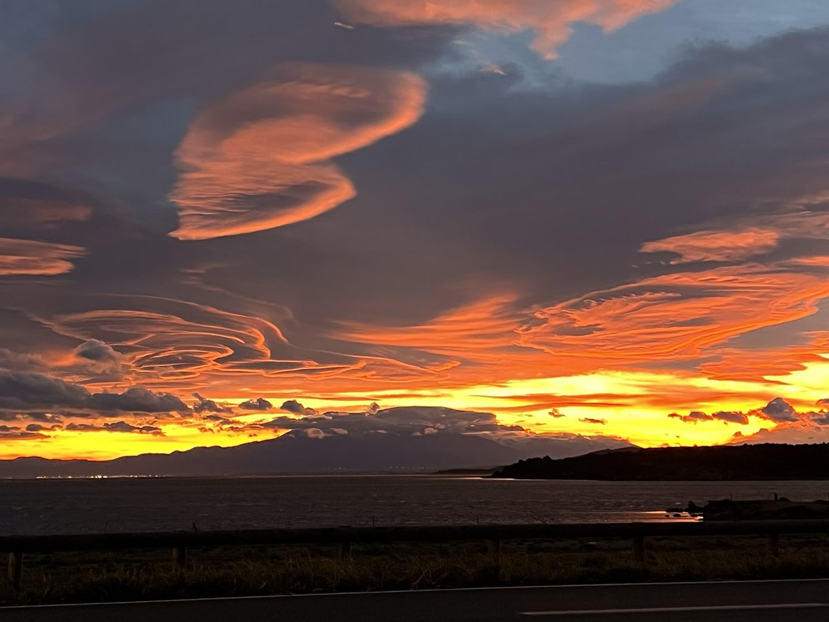 JulienCandelon's tweet photo. Se poser et contempler…
Rare moment qui nous est permis en cette année 2021. #nofilter #skyinfire 
#Canigou https://t.co/OUrCfhLrzy