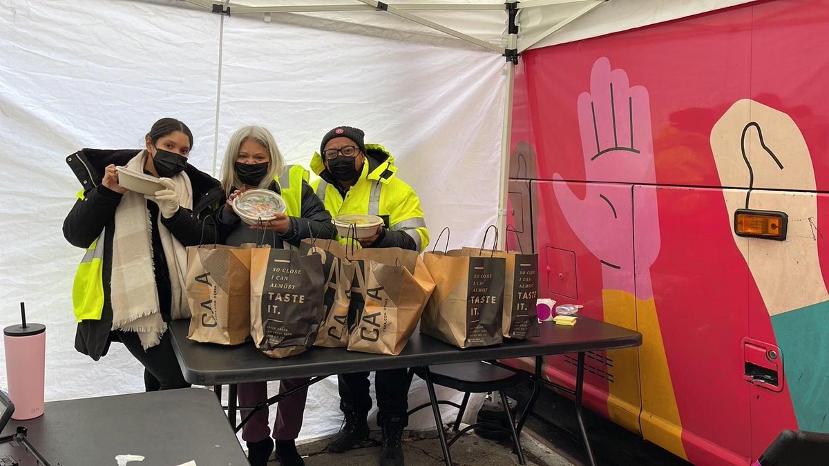WCKitchen's tweet image. In East Williamsburg, New York, the vaccination team enjoyed delicious bowls provided by WCK partner CAVA. For over a week, WCK has ramped up our efforts to support frontline workers responding to the Omicron surge &amp;amp; we have now served over 2,600 meals! #ChefsForAmerica