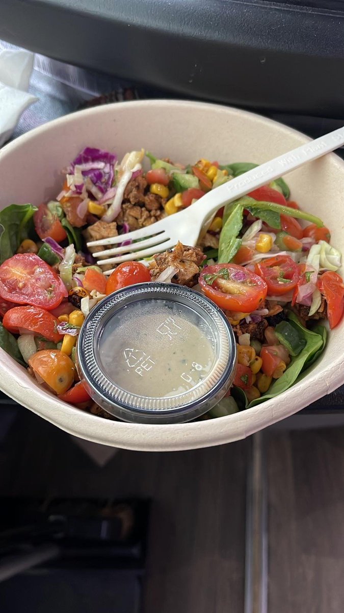 WCKitchen's tweet image. In East Williamsburg, New York, the vaccination team enjoyed delicious bowls provided by WCK partner CAVA. For over a week, WCK has ramped up our efforts to support frontline workers responding to the Omicron surge &amp;amp; we have now served over 2,600 meals! #ChefsForAmerica