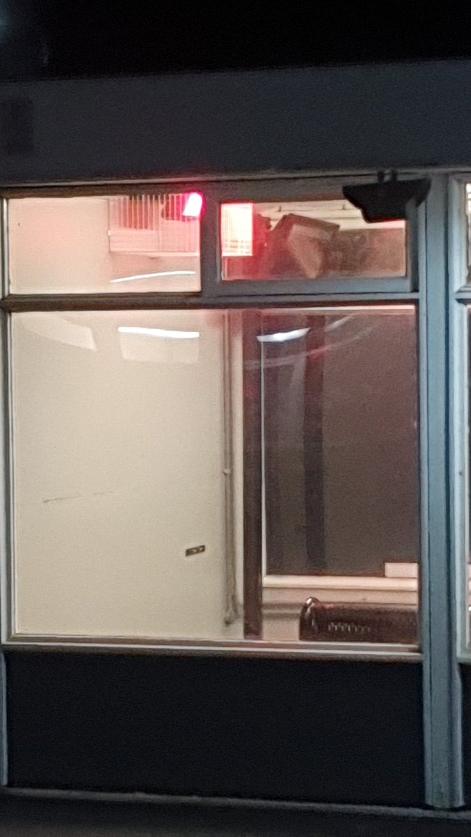 cleedouble's tweet photo. @LNRailway how are your electricity bills? Heater on in a locked waiting room 🙄 #kingslangley https://t.co/i9HhoDLMpT