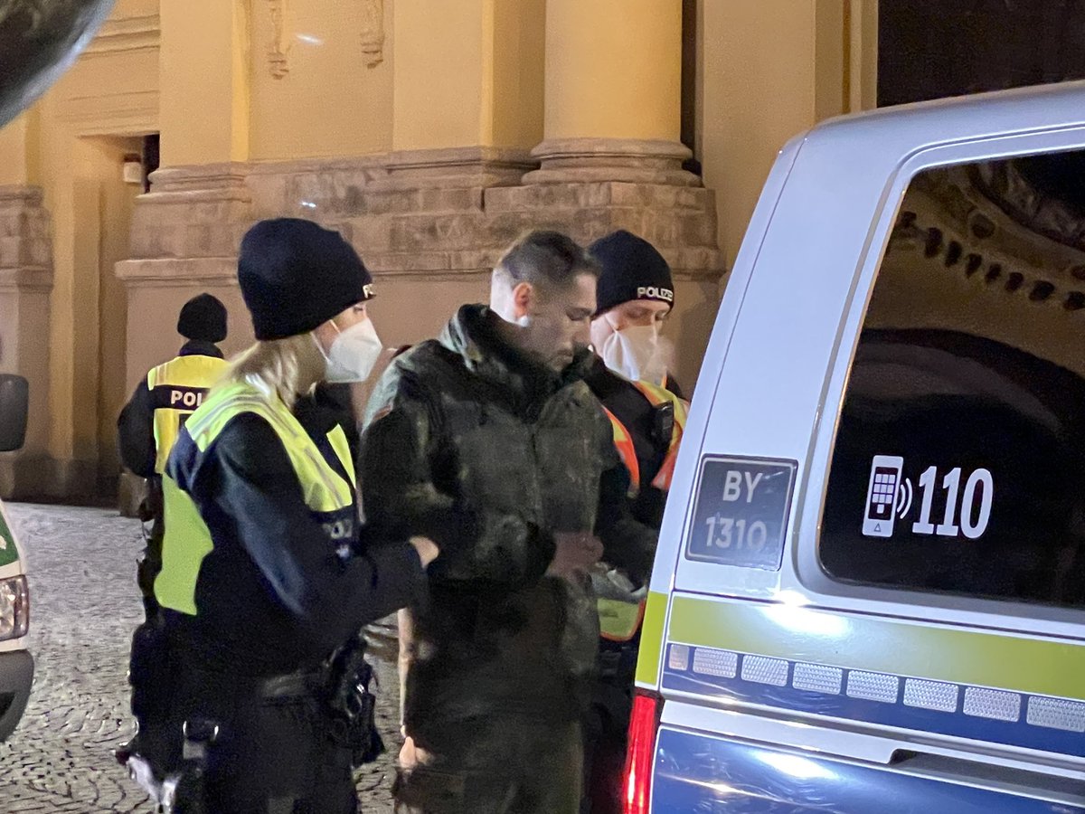 annewild_muc's tweet photo. Der heute bekannt gewordene Feldwebel Oberauer wollte eine Ansprache in #München am #Odeonsplatz halten, wurde aber von der Polizei erwartet und gleich verhaftet. #muc3012 https://t.co/7WSV8n2o8W