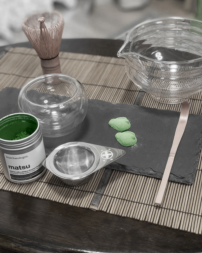 Matchaeologist's tweet photo. #Matcha Time 🍵 — A hug for the soul and spirit! 🙋 Tag a friend who needs to see this beautiful #MatchaRitual prepared by @ shirakami1969 | @ matchaeologist_jp featuring our Matcha #BrewingKit and Glass #Katakuchi Matcha-Making Bowl. 👉 https://t.co/ZQhUSwPrYU https://t.co/daperyVbRg