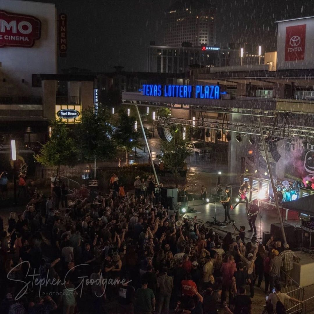 ToyotaMusicFac's tweet photo. #tbt to this summer when not even the rain could keep us from rocking out with @samriggsmusic on the @TexasLottery plaza!! 🌧 🎸
#texaslotteryplaza #toyotamusicfactory #irvingrocks #samriggs #mamatried #icymi
📸:@goodgamephotography https://t.co/0LVsMoQA1D
