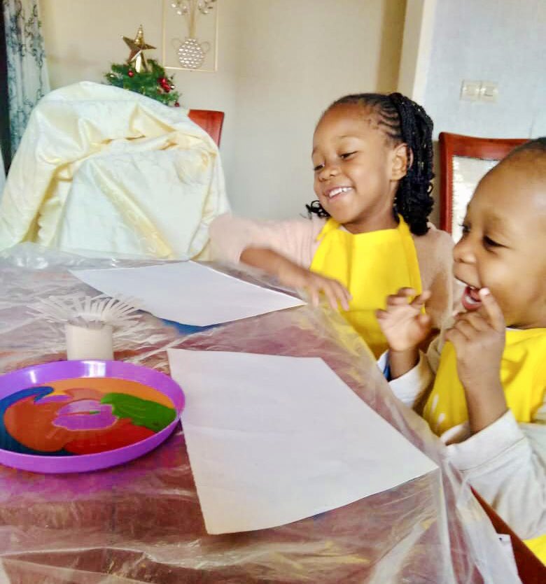 forkids237's tweet photo. Meilleur moment de la semaine ?
Certainement l'atelier crรฉatif ๐คฉ๐จ๐
#Fireworks #PaperRoll #ActivitiesForKids #Creativity https://t.co/3C4A9yxMrf