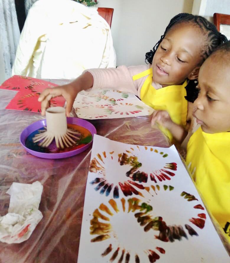 forkids237's tweet photo. Meilleur moment de la semaine ?
Certainement l'atelier crรฉatif ๐คฉ๐จ๐
#Fireworks #PaperRoll #ActivitiesForKids #Creativity https://t.co/3C4A9yxMrf