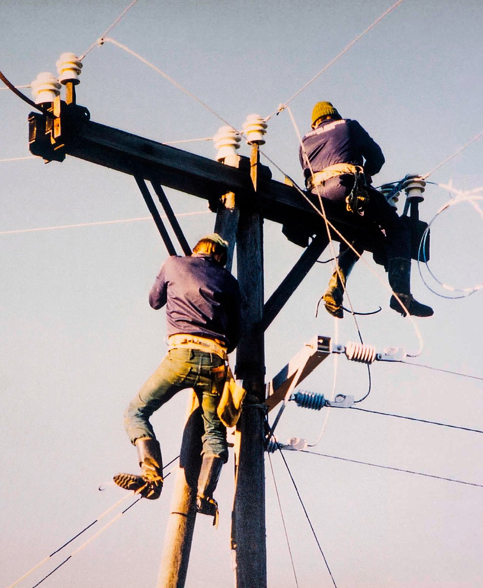 OSSahko's tweet image. Kuluneena juhlavuotena olemme avanneet Oulun Seudun Sähkön satavuotista menneisyyttä, ja nyt on aika laittaa torstaiset historiakatsaukset pakettiin.

Lue lisää ➡️ facebook.com/oulunseudunsah…

#meidänhistoriaa