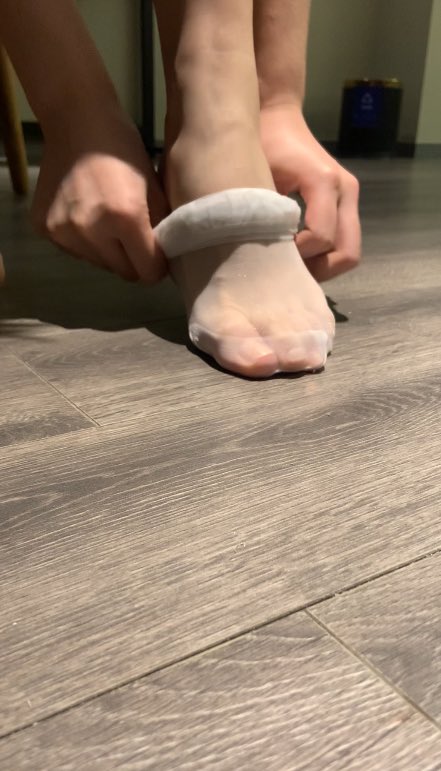 xiaozhi_1's tweet photo. 不搞点黄色是不会火的，留言转发可领图集一小套，不要作弊我会检查的 #黑丝 #高跟 #美足 #足交 #丝袜 https://t.co/tMAQLjJeKH