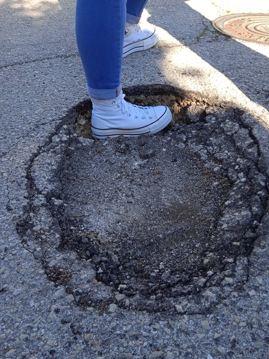 En calle Nieves 13 se ha producido este socavón que resulta muy peligroso, mucho cuidado <a href="/Deliveroo_ES/">Deliveroo ES</a>   
<a href="/JustEat_es/">JUST EAT España</a> <a href="/dominosmx/">Domino's México</a> y demás...
<a href="/aytoJerez/">Ayuntamiento d Jerez</a> esperamos una rápida actuación por su parte