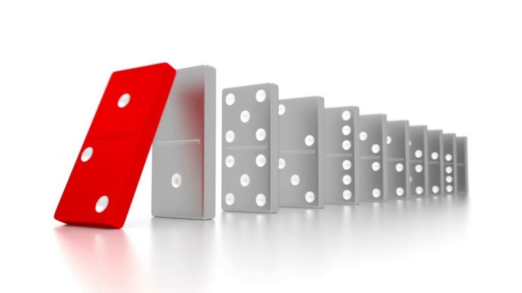 принцип домино. домино: 5010вр. принцип домино. падающее домино. принцип домино.