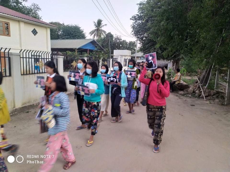 Chanapai247's tweet photo. Anti-junta nightfall demonstration was staged by unrelenting villagers from #YayKyiPin village of YinMarPin township .
#Dec30Coup
#WhatsHappeningInMyanmar https://t.co/8XUuASJJr2