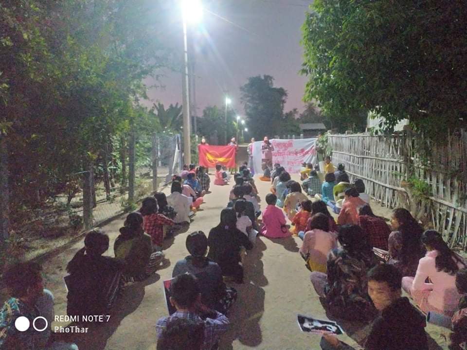 Chanapai247's tweet photo. Anti-junta nightfall demonstration was staged by unrelenting villagers from #YayKyiPin village of YinMarPin township .
#Dec30Coup
#WhatsHappeningInMyanmar https://t.co/8XUuASJJr2