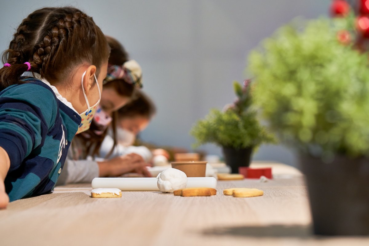 MoralejaGreen's tweet photo. 🌟 ¡¡Otro bonito día en nuestros talleres navideños!! 🥰 La fantástica Victoria de @massedacatering  está enseñando a vuestros peques a decorar sus propias galletas navideñas ¡y nos cuentan que les está encantando! 🍪 🎄 https://t.co/bhCaukxE81