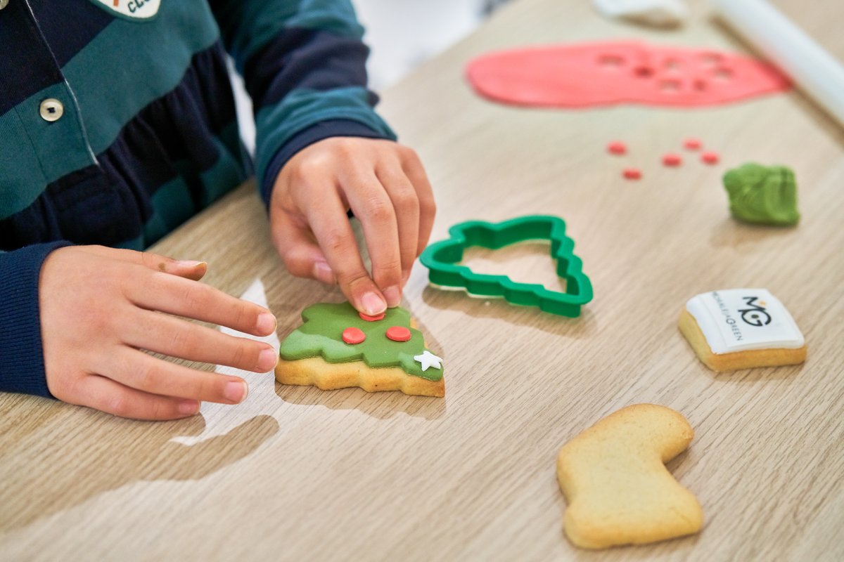 MoralejaGreen's tweet photo. 🌟 ¡¡Otro bonito día en nuestros talleres navideños!! 🥰 La fantástica Victoria de @massedacatering  está enseñando a vuestros peques a decorar sus propias galletas navideñas ¡y nos cuentan que les está encantando! 🍪 🎄 https://t.co/bhCaukxE81