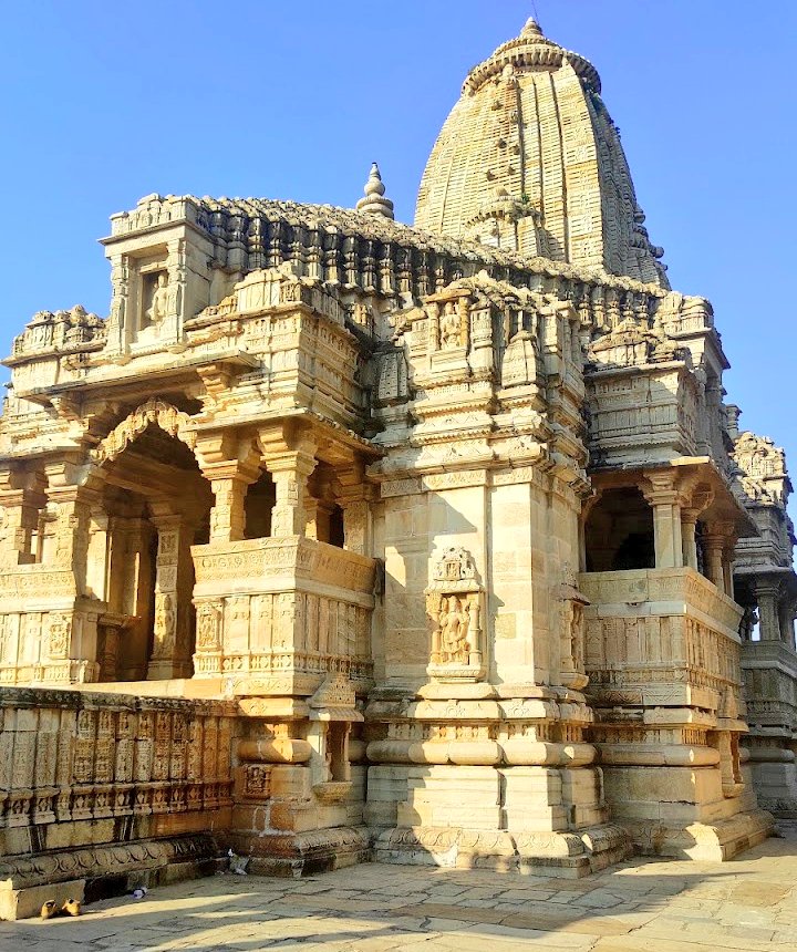 Lost_History1's tweet photo. Kumbha-svāmin temple was constructed under the royal patronage of Mahārāṇā #Kumbhā of #Mewar as evident from Praśasti on Kīrti-stambha (Vijaya stambha).

The Praśasti calls this temple as कुम्भस्वामिन्-आलयम्।

The interior of "pyramid-roof" mandapa⬇️ is composed of 20 pillars. https://t.co/ID691tXaHy