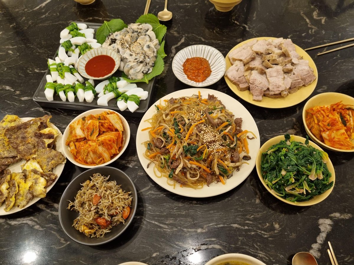 weverse 211230 @bts_twt

taehyung: oh.. i'm just so thankful (for everything), and i want to tell you that you all worked so hard this year, this 2021 🙇‍♂️ i love you

+a picture of a wide spread of foods at the dinner table