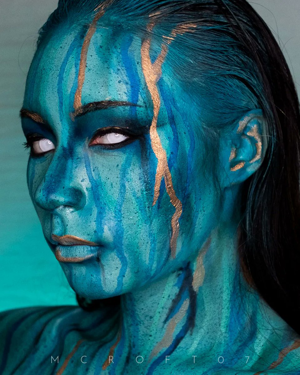 mehronmakeup's tweet photo. This beautiful teal and gold metallic look was created by @mcroft07 using Teal Paradise Makeup AQ™ and Gold Metallic Powder 💙 

#creativemakeup #metallicpowder #metallicmakeup #bodypaint #promakeup #mehronmakeup https://t.co/w0TZE5YFOj