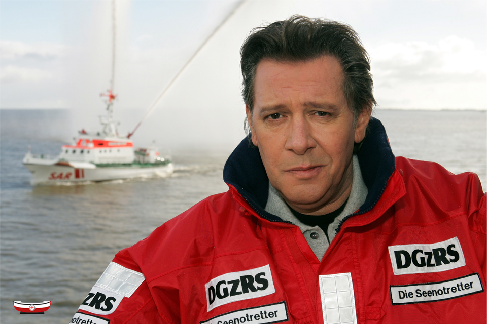 Seenotretter's tweet photo. #OTD vor zwei Jahren ist #Seenotretter-Botschafter #JanFedder auf seine letzte Reise gegangen. 😔 Seit 2007 engagierte er sich ehrenamtlich für die #DGzRS. Das Porträt des beliebten Schauspielers fährt jeden Einsatz auf ST. PAULI mit, dem #Tochterboot der #HAMBURG. Danke, Jan! 🙏 https://t.co/8I6M9QDP7t