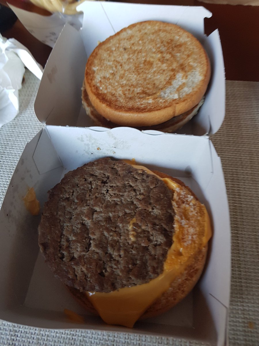 AgustinaZgz's tweet photo. 18.90€ 2 menús y 2 helados en @mcdonalds_es. Ilusión por comerme un #BigMac después de unos años.
1. Me parece una barbaridad el precio pero bueno...
2. Abrir la caja del Big Mac y encontrarme esto... no tiene precio.
Esto en un #McAuto de #Malaga. https://t.co/669Xksh7qO