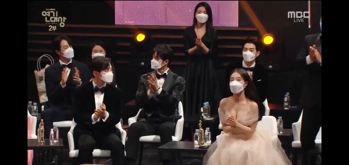 zhouyeaz's tweet photo. Congratulation to #TheRedSleeve team for winning drama of the year at 2021 MBC Awards🎉💖 deserve it and you guys had a work hard, suguhaseyo💖💖

#2021MBCDramaAwards #MBCDramaAwards2021 https://t.co/DHJfv69OmS