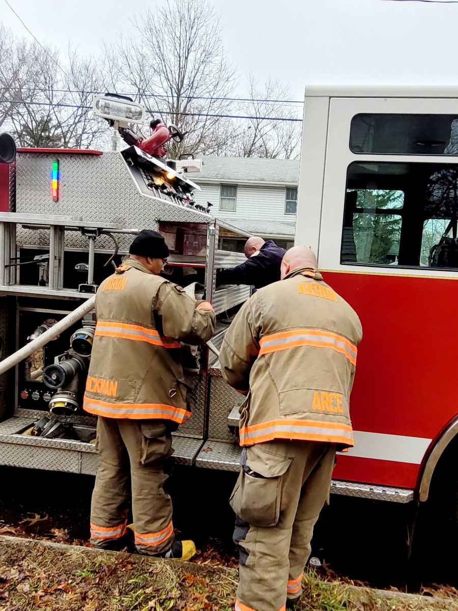 AkronFiredept's tweet photo. All hands on deck with Station 9C crew out training with their rookie. We build teamwork and make sure we are prepared for the next emergency that comes our way. #AlwaysLearning #AlwaysWorking #AkronStrong https://t.co/BqQfuHmcGJ