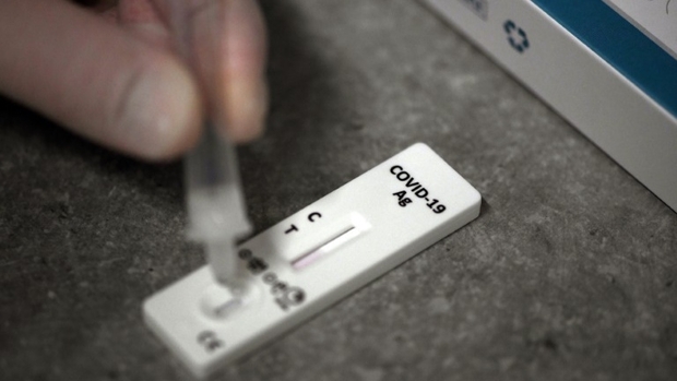 RTLlu's tweet image. Et spiert ee sech net gutt, oder et wëll ee sécher goen, éiert een ënner Leit geet. Da gräift een op e #Selbsttest zeréck. Mee wat, wann dee #positiv ass? rtl.lu/news/national/…