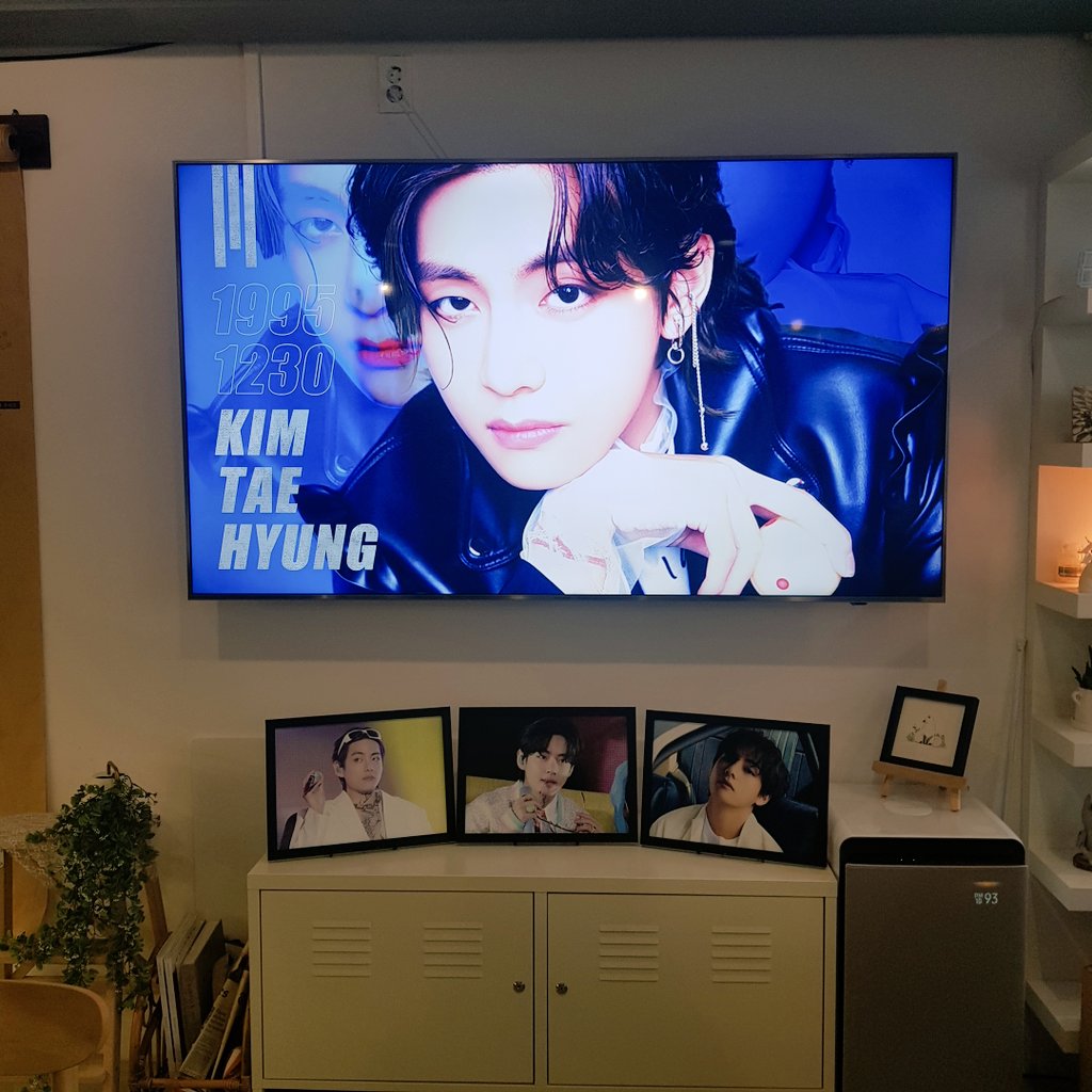 yumi_bts_1223's tweet photo. テテセンイルカフェ巡りその⑭
セットが超絶ステキなカフェ☕💕
今回はSnow flowerのCDやステンレスストロー🥤、VIP仕様のカード💳やかわいいクッキー🍪(下に⬇️)etc.本当に豪華なセットです😋
店内デコももちろん素敵です😍

#눈꽃같은_태형아_언제나_보라해
#HAPPY_VDAY_WITH_ARMY
@purplecloud_BTS https://t.co/bxlPcy31gn