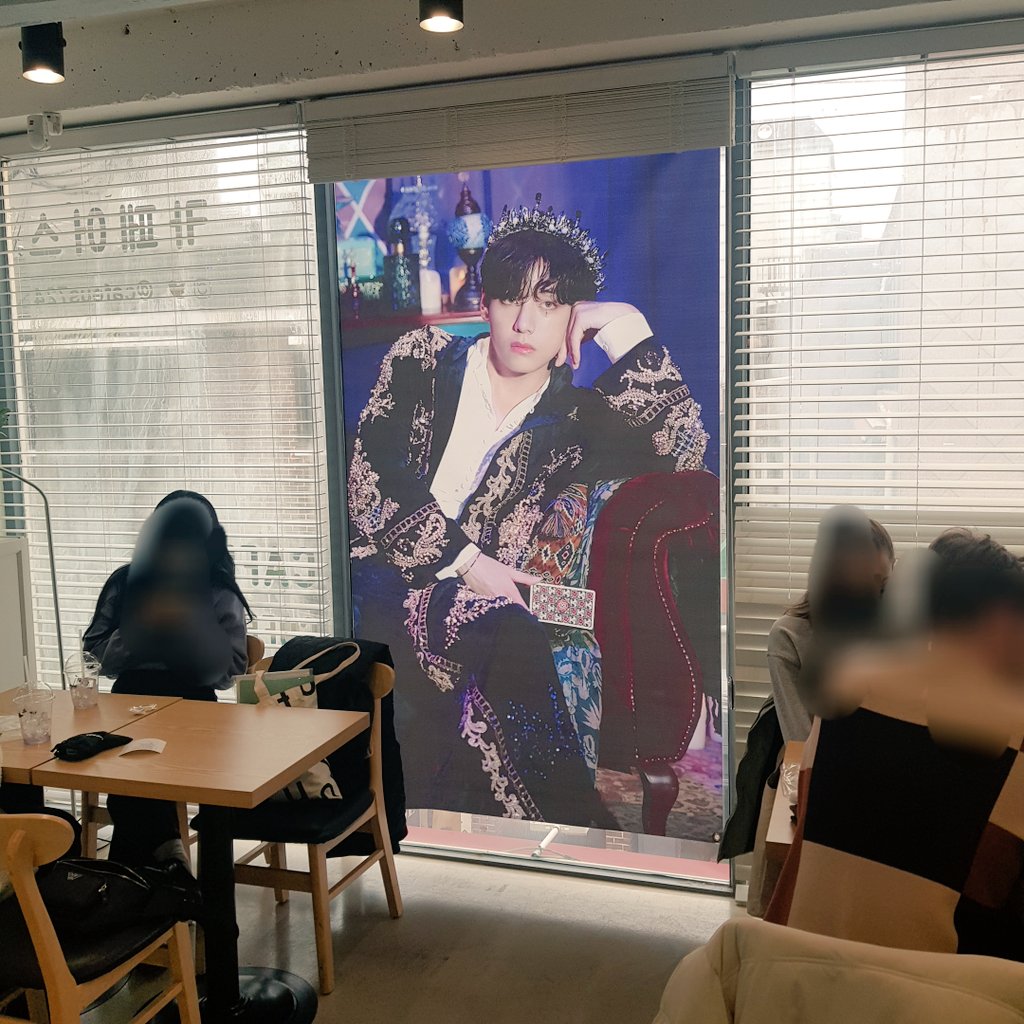 yumi_bts_1223's tweet photo. テテセンイルカフェ巡りその⑭
セットが超絶ステキなカフェ☕💕
今回はSnow flowerのCDやステンレスストロー🥤、VIP仕様のカード💳やかわいいクッキー🍪(下に⬇️)etc.本当に豪華なセットです😋
店内デコももちろん素敵です😍

#눈꽃같은_태형아_언제나_보라해
#HAPPY_VDAY_WITH_ARMY
@purplecloud_BTS https://t.co/bxlPcy31gn