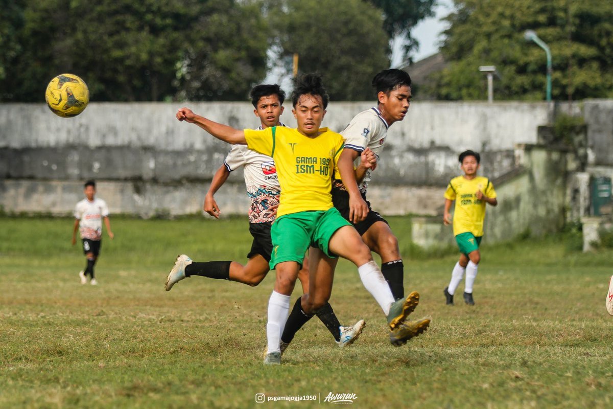 psgamajogja1950's tweet photo. Aksi Pertandingan @psgamajogja1950 melawan @garuda_muda_mataram dalam pertandingan Piala Soeratin, 29/12/21.
•
Semangat pertandingan berikutnya!! 🔥🔥🔥
•
#PSGama1950
#PSGamaJogja1950
#GadjahMadaFootballClub

Foto by : @awuranphotograph https://t.co/W7RykDzGI8