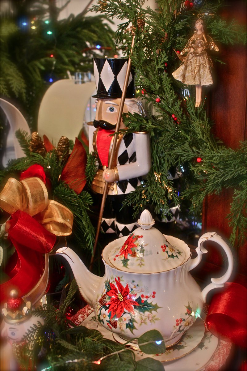 LindaPDIB's tweet photo. Son of a nutcracker! It's #TeapotThursday! "The nutcracker sits under the holiday tree, a guardian of childhood stories. Feed him walnuts & he'll crack open a tale..."~Vera Nazarian #TheTeaDresser #ChristmasTea #NutcrackerTea #FestiviTEA #ILoveChristmas @TeaTimeMag @VictoriaMag https://t.co/LfUKf3XOVi
