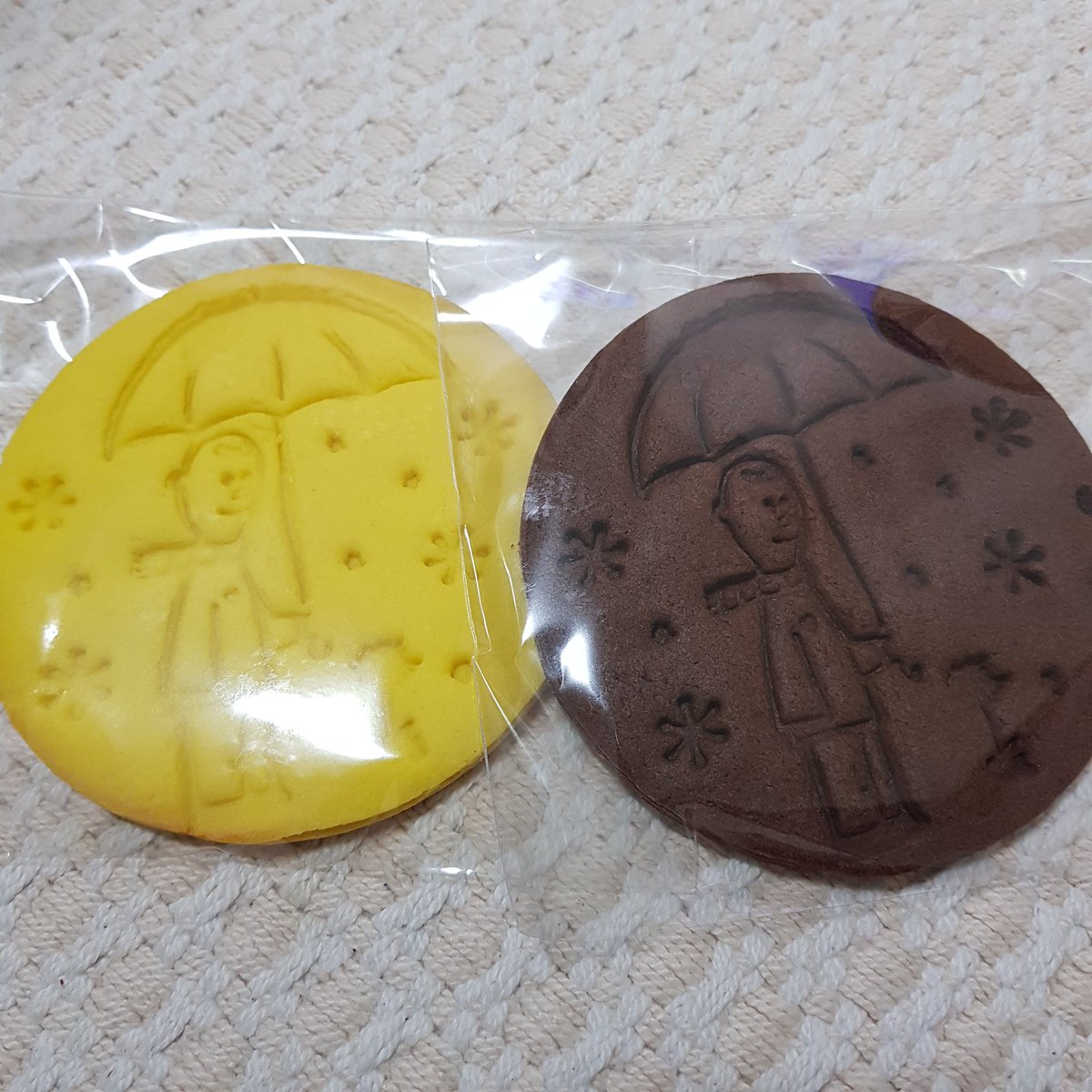 yumi_bts_1223's tweet photo. 大型クッキー🍪と刻印ストローと店内デコ💜 https://t.co/MTqCbi4Hbl