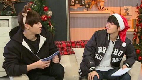 C0ZYLOEY's tweet photo. EXchange gift — 

au kung saan niregalo ng magbest friends na si baekhyun at kyungsoo ang ex ng isa't isa para sa pasko https://t.co/DGafBa8E2S