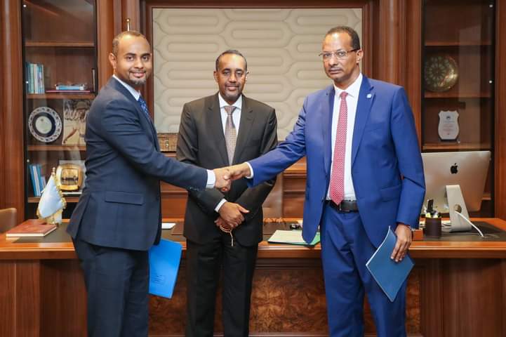 Amiisha97286014's tweet photo. Ra'ilsul wazaaraha xukumadda fidiraalka soomaaliya mudane muhammad xuseen Roble Ayaa xilka u kala wareejiyey wasiirka cusub ee wazaaradda gaanshandhiga XFS mudane Abdulkadir mohamed (JAAMAC)iyo waziirka cusub ee cadaaladda XFS Xassan hussein haaji so every body do the Good work https://t.co/XnA3RYgomI